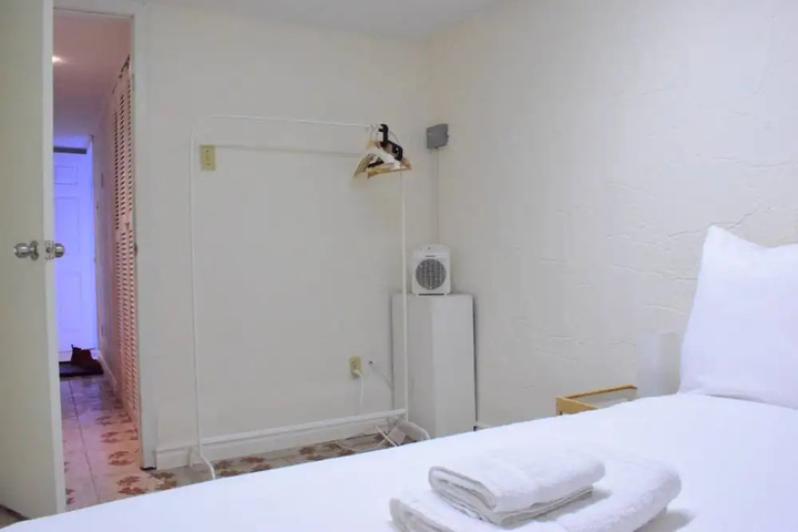 Room 4 of 17