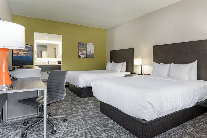 2 Queen Beds (1 of 8)