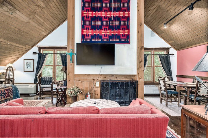 Snug Hug Queen Suite with Fireplace (40 of 131)