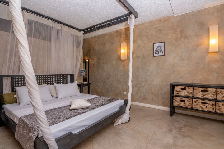 Room 8 of 65