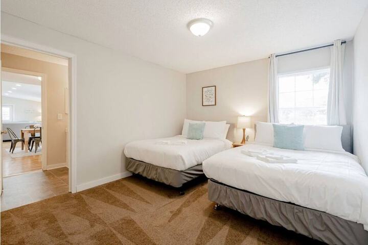 Room 10 of 32