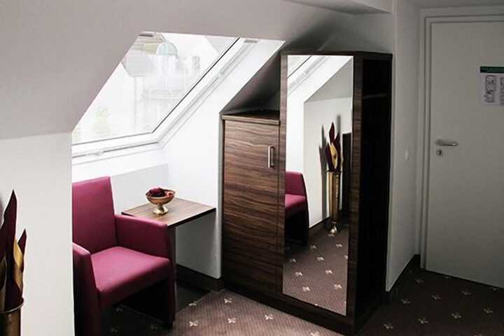Room 14 of 65