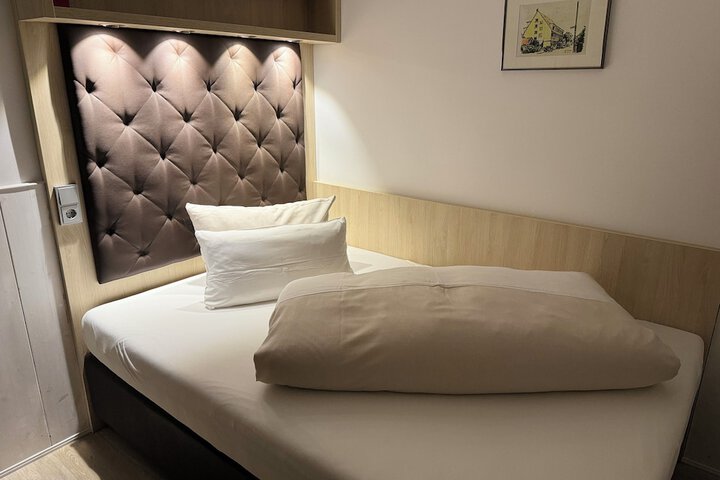 Room 16 of 77