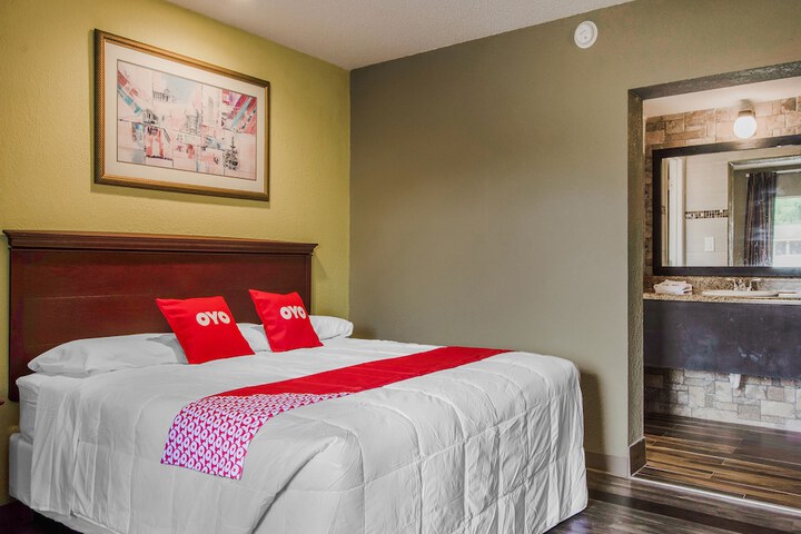 1 King Bed (5 of 9)