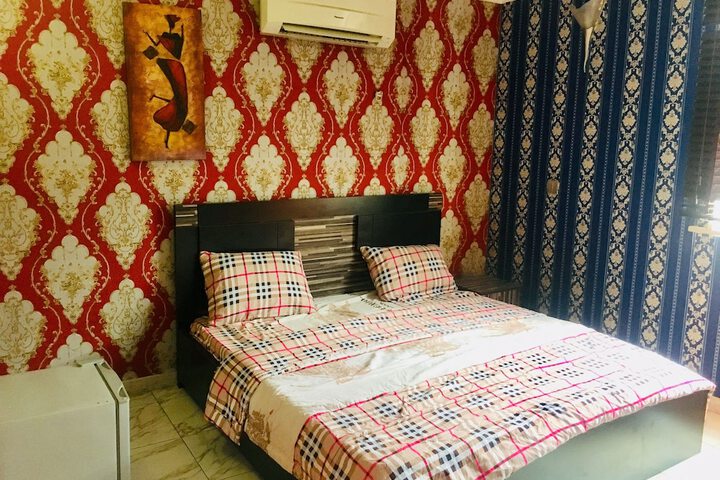 Room 4 of 28