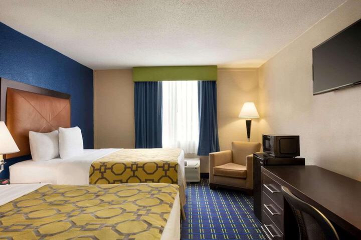 2 Queen Beds Mobility Accessible (3 of 5)