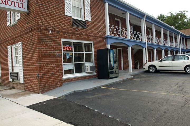 Exterior of TOWNE MOTEL ALEXANDRIA