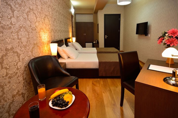 Room 18 of 108