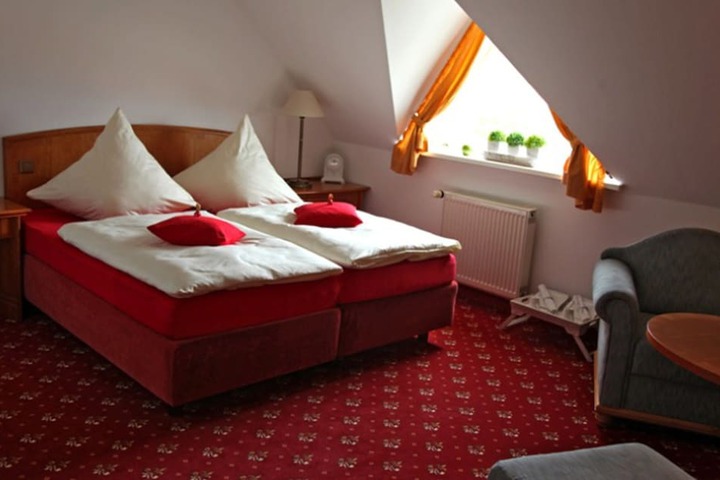 Room 9 of 33