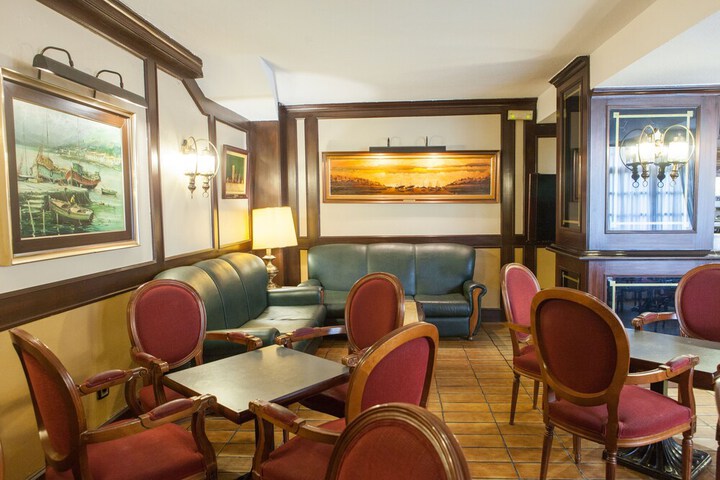 Lounge 24 of 37