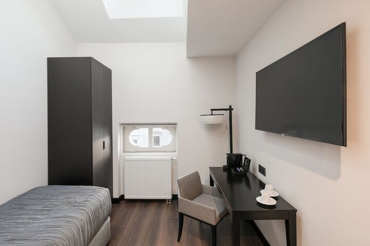 Room 4 of 77