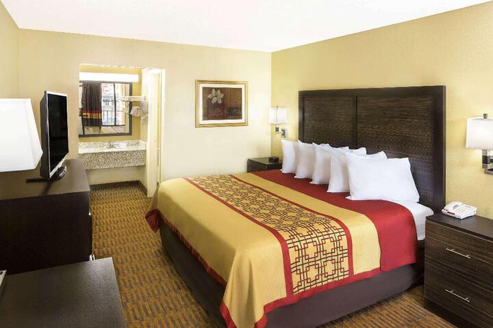 2 Queen Beds (6 of 7)