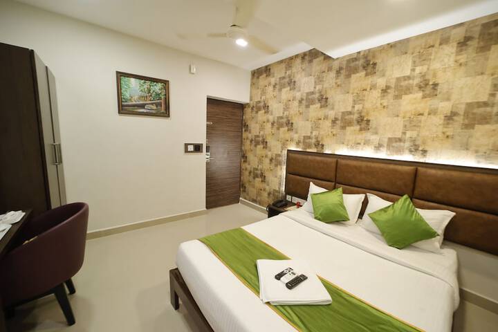 Room 11 of 30