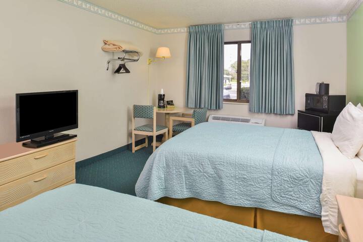 2 Queen Beds (6 of 6)