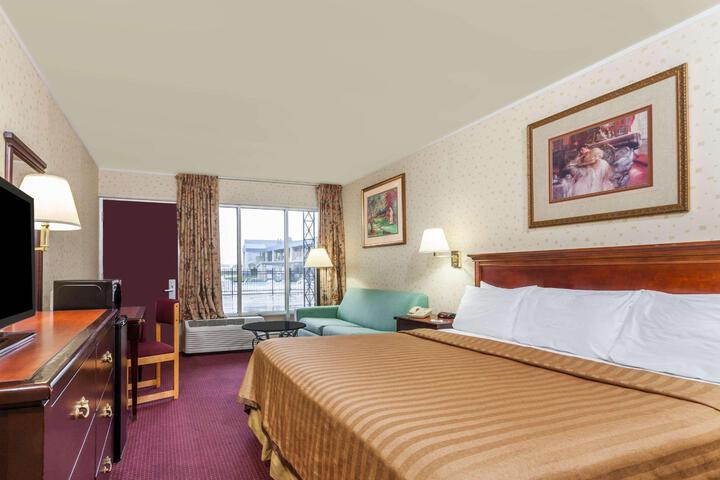 1 King Bed (2 of 6)