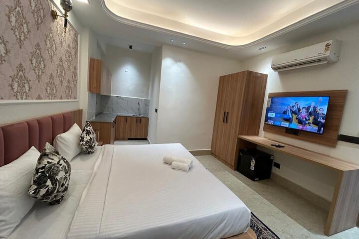 Room 2 of 10