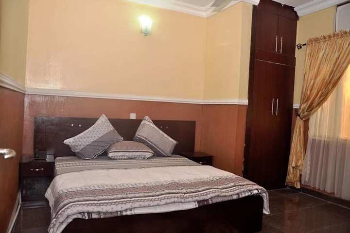 Room 6 of 12