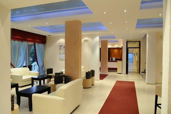 Lounge 37 of 44