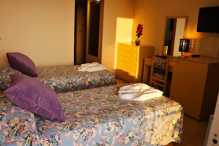 Room 6 of 40