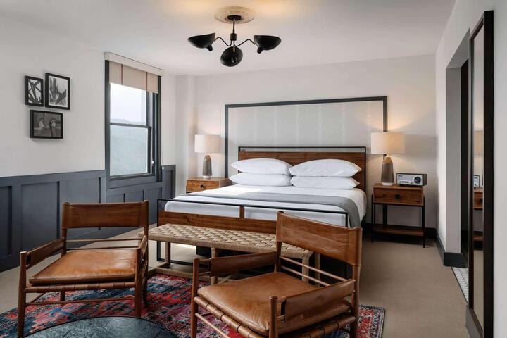 1 King Bed Deluxe Mobility and Hearing Impaired Accessible Room (17 of 17)