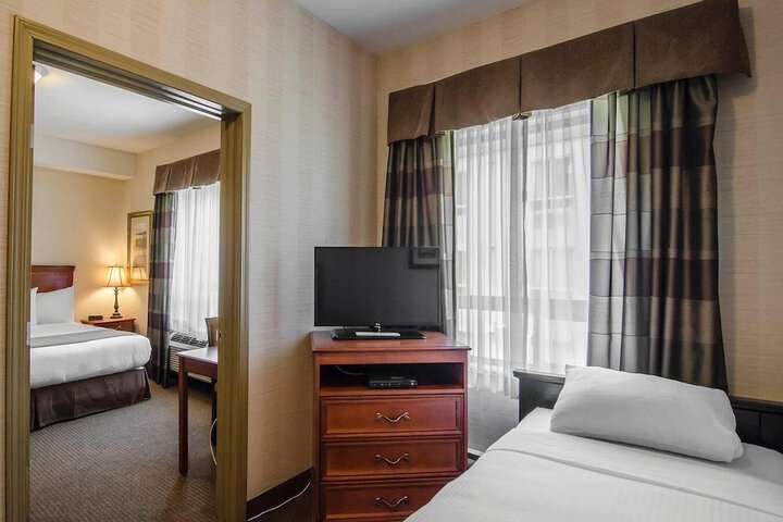 Room 32 of 66