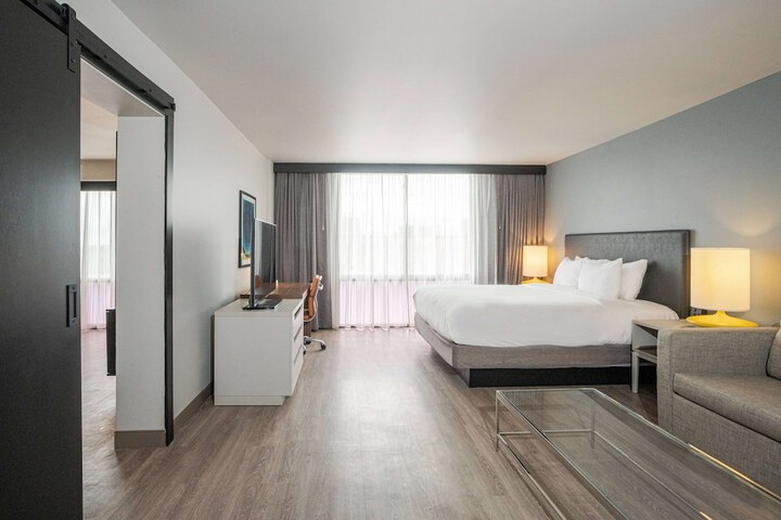 Executive King Bed (2 of 6)