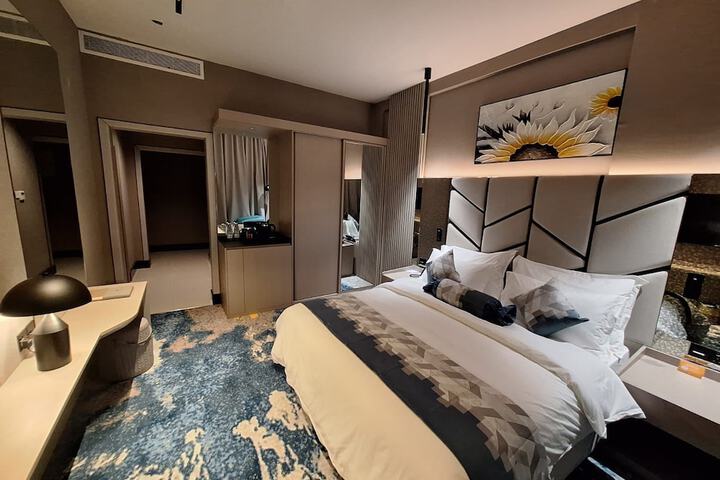 Room 8 of 17