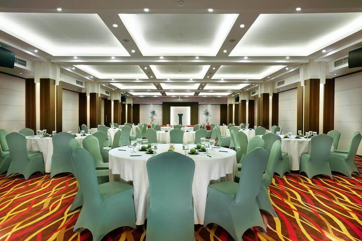 Ballroom/Hall 23 of 27