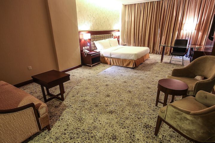 Room 10 of 37
