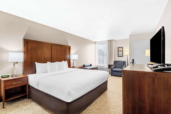 1 King Bed (3 of 12)