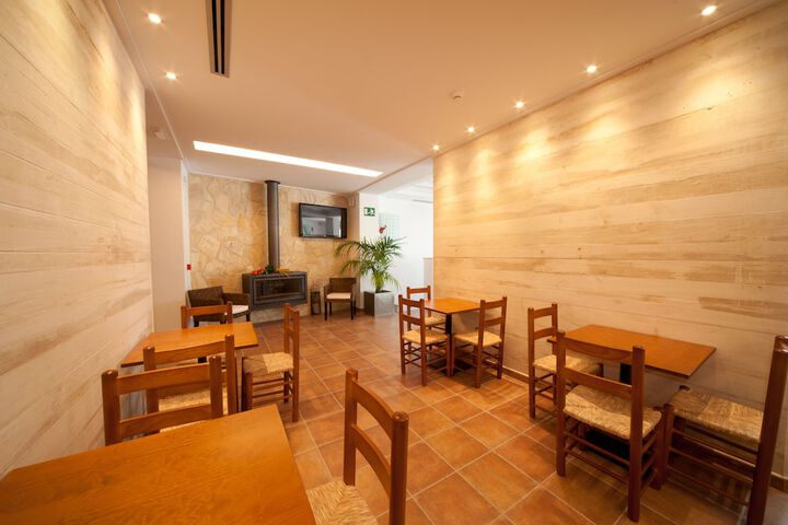 Lounge 52 of 64