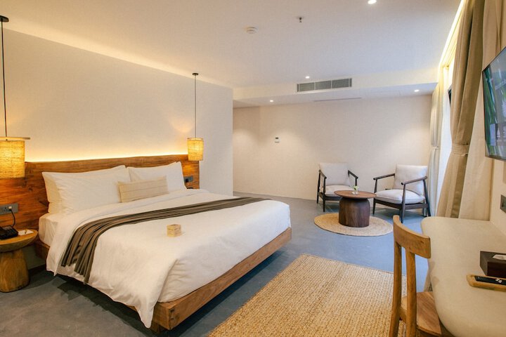 Room 6 of 94