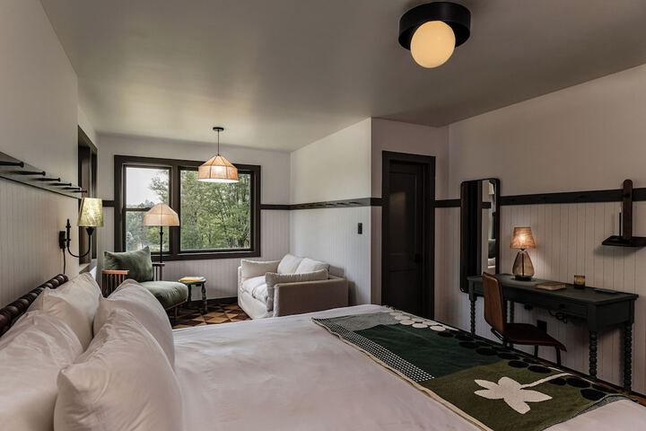 1 King Bed (2 of 14)