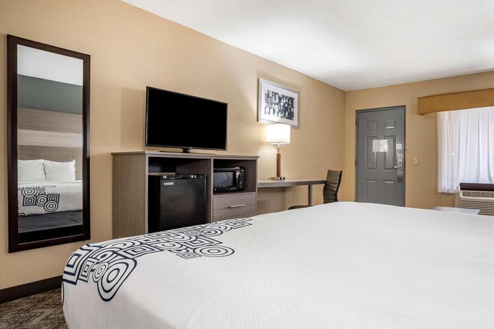 1 King Bed High Speed Internet Accessible Coffee Maker Iron and Ironing Board Hairdryer Full Breakfast (3 of 12)