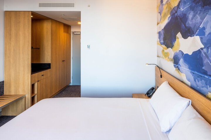 Room 12 of 173