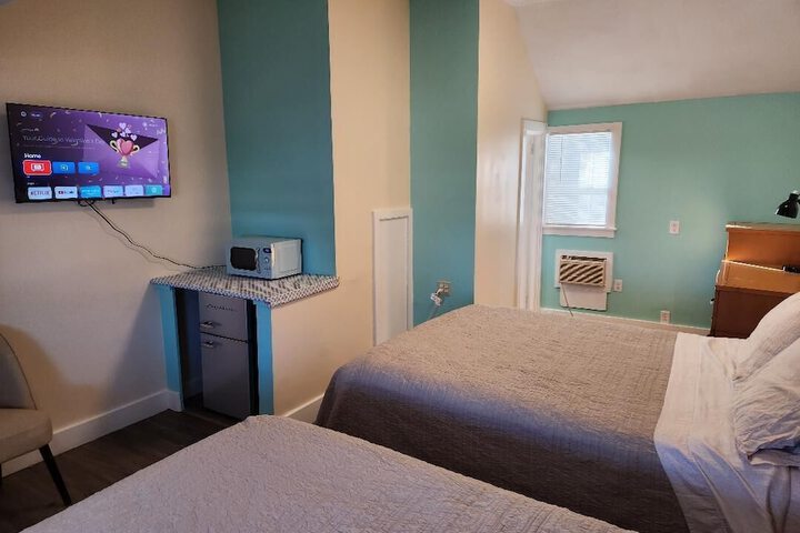 Economy Room 1 Queen Bed (10 of 10)