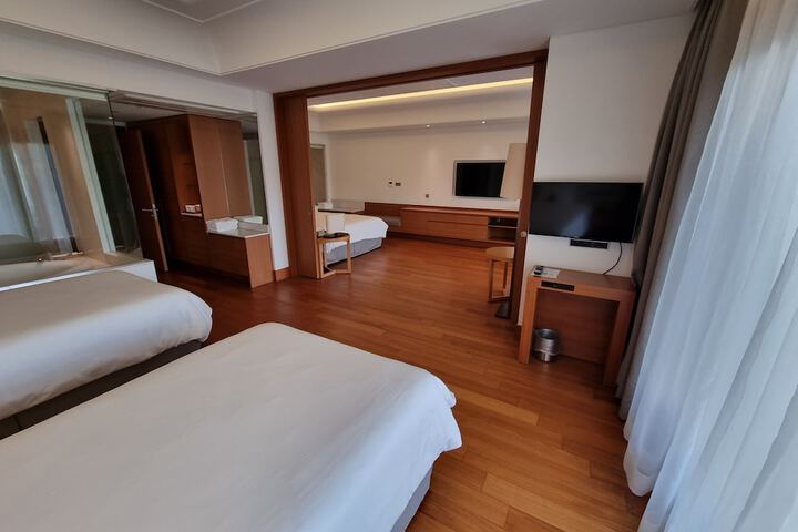 Room 11 of 100