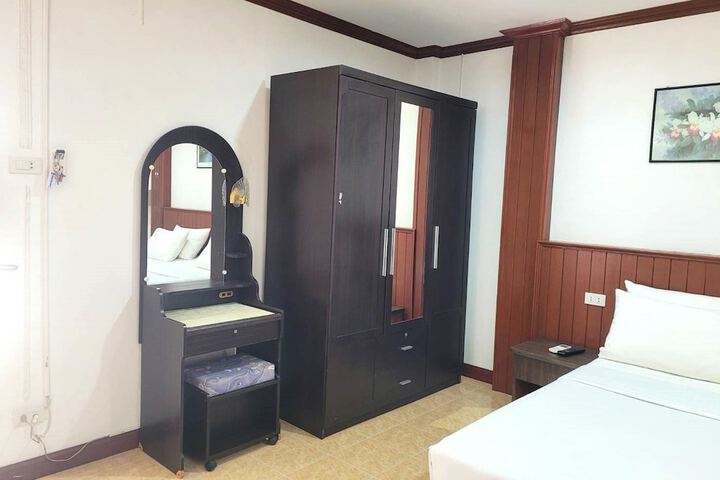Room 53 of 208