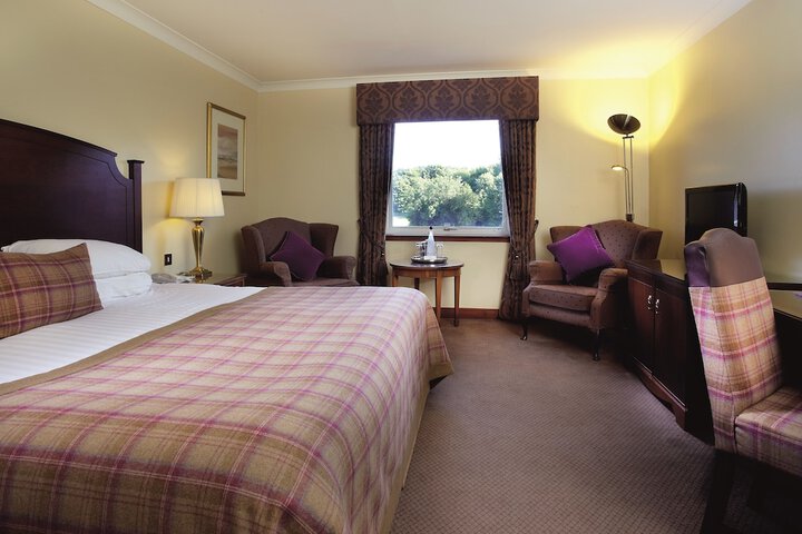 Room 4 of 100