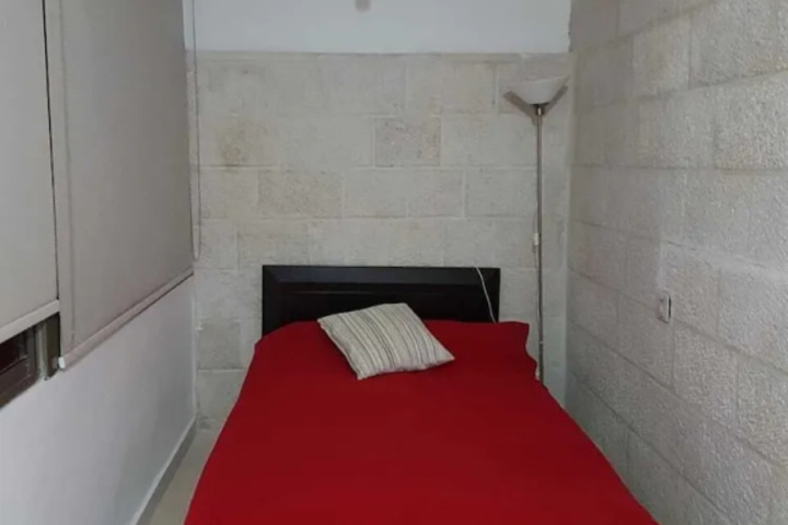 Room 7 of 18