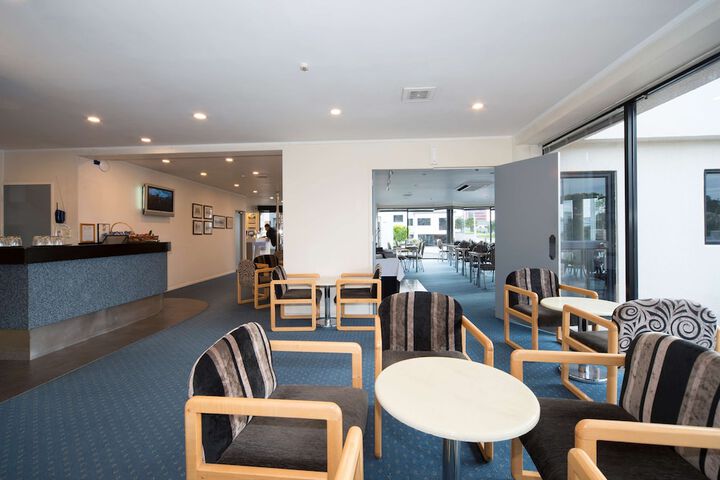 Lounge 75 of 82