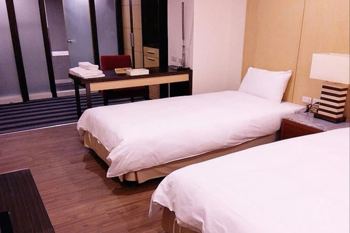 Room 5 of 12