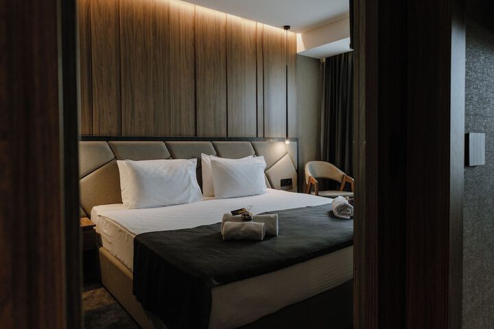 Room 33 of 100
