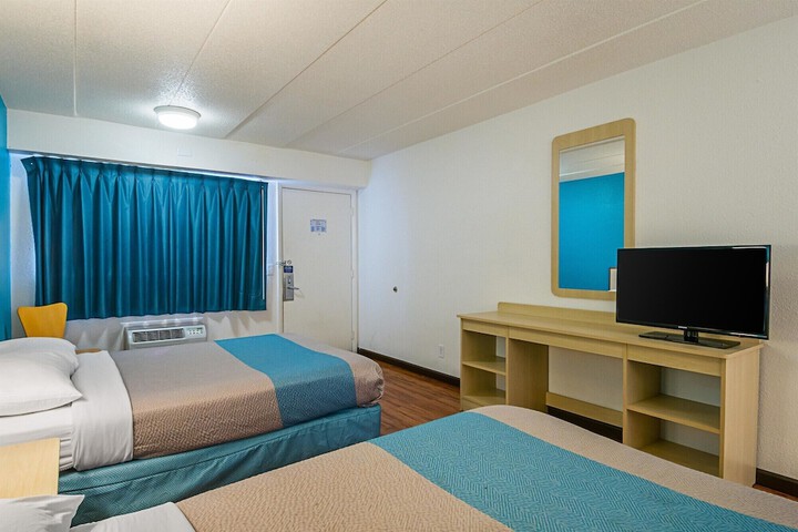 Room 25 of 47