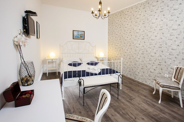 Room 8 of 35