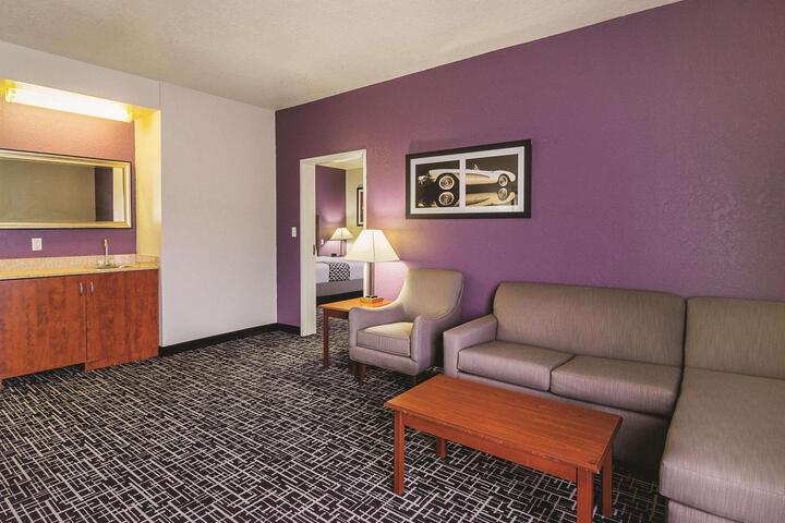 2 Queen Beds (6 of 8)