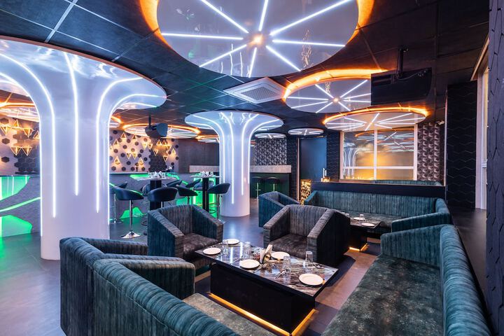 Lounge 32 of 62