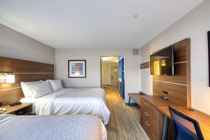2 Queen Beds (12 of 18)
