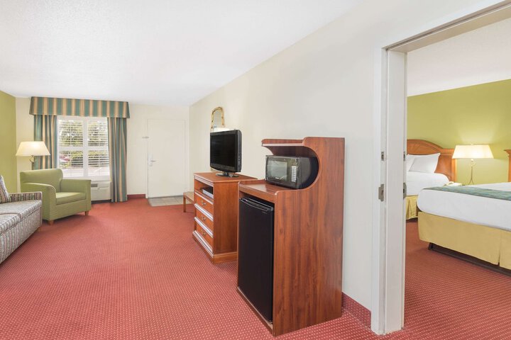 1 Queen Bed (7 of 9)