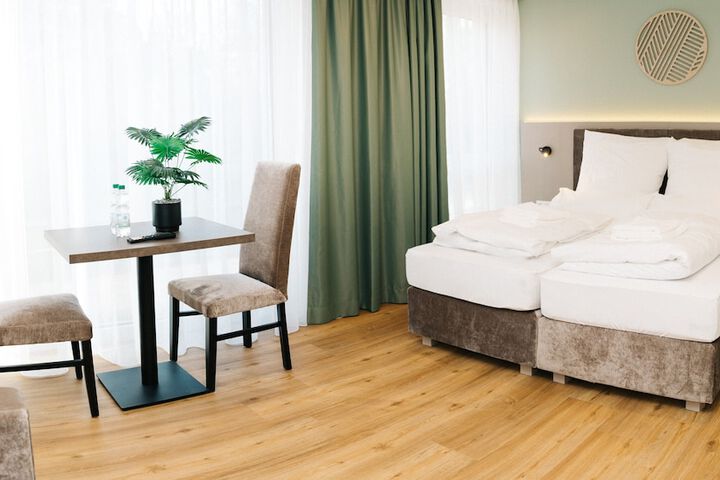 Room 6 of 33